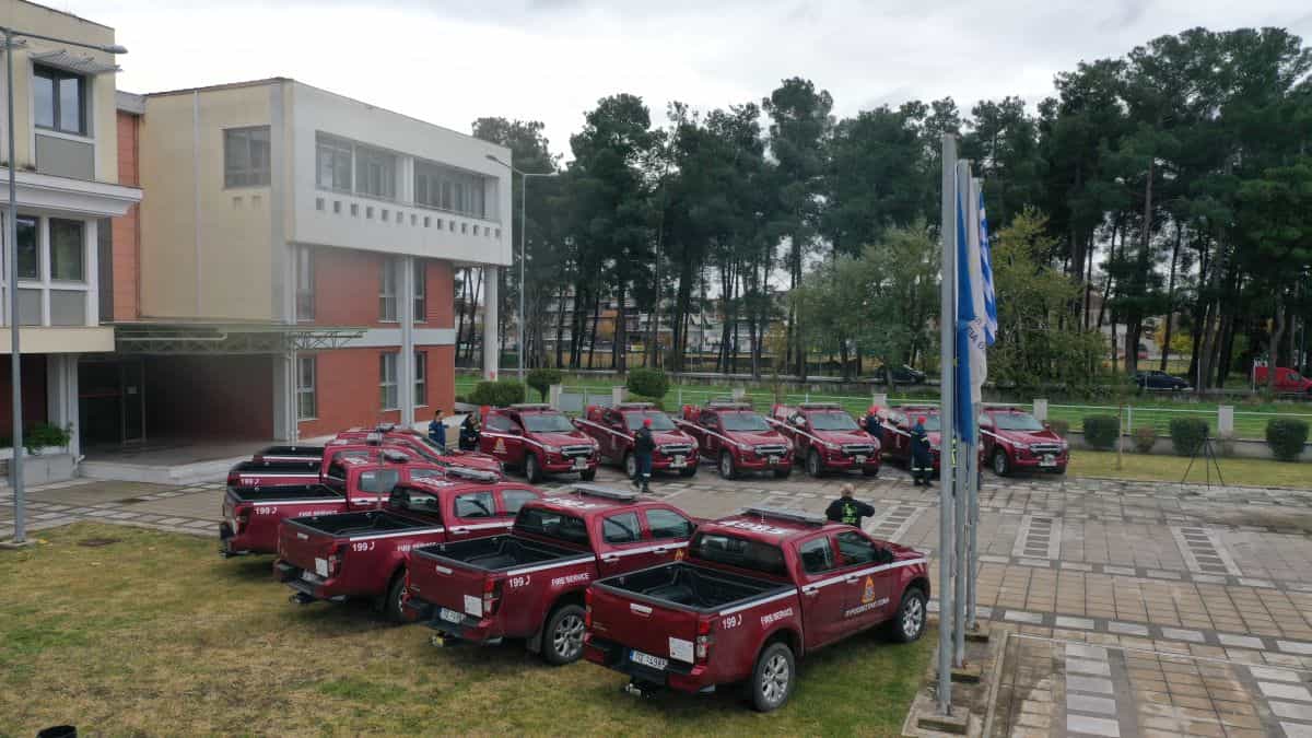 Δεκατέσσερα νέα οχήματα από την Περιφέρεια Θεσσαλίας για τον εκσυγχρονισμό του στόλου της Πυροσβεστικής