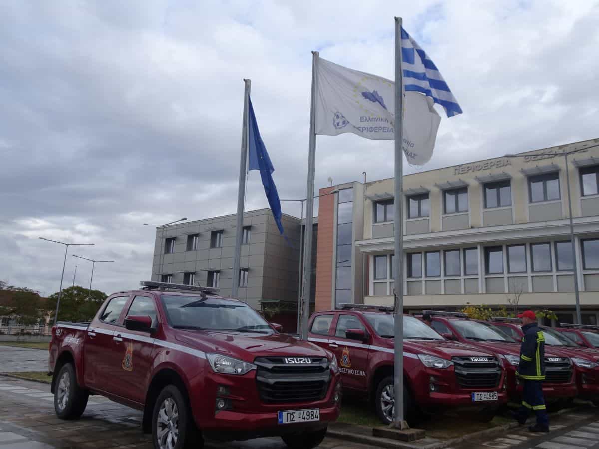 Δεκατέσσερα νέα οχήματα από την Περιφέρεια Θεσσαλίας για τον εκσυγχρονισμό του στόλου της Πυροσβεστικής