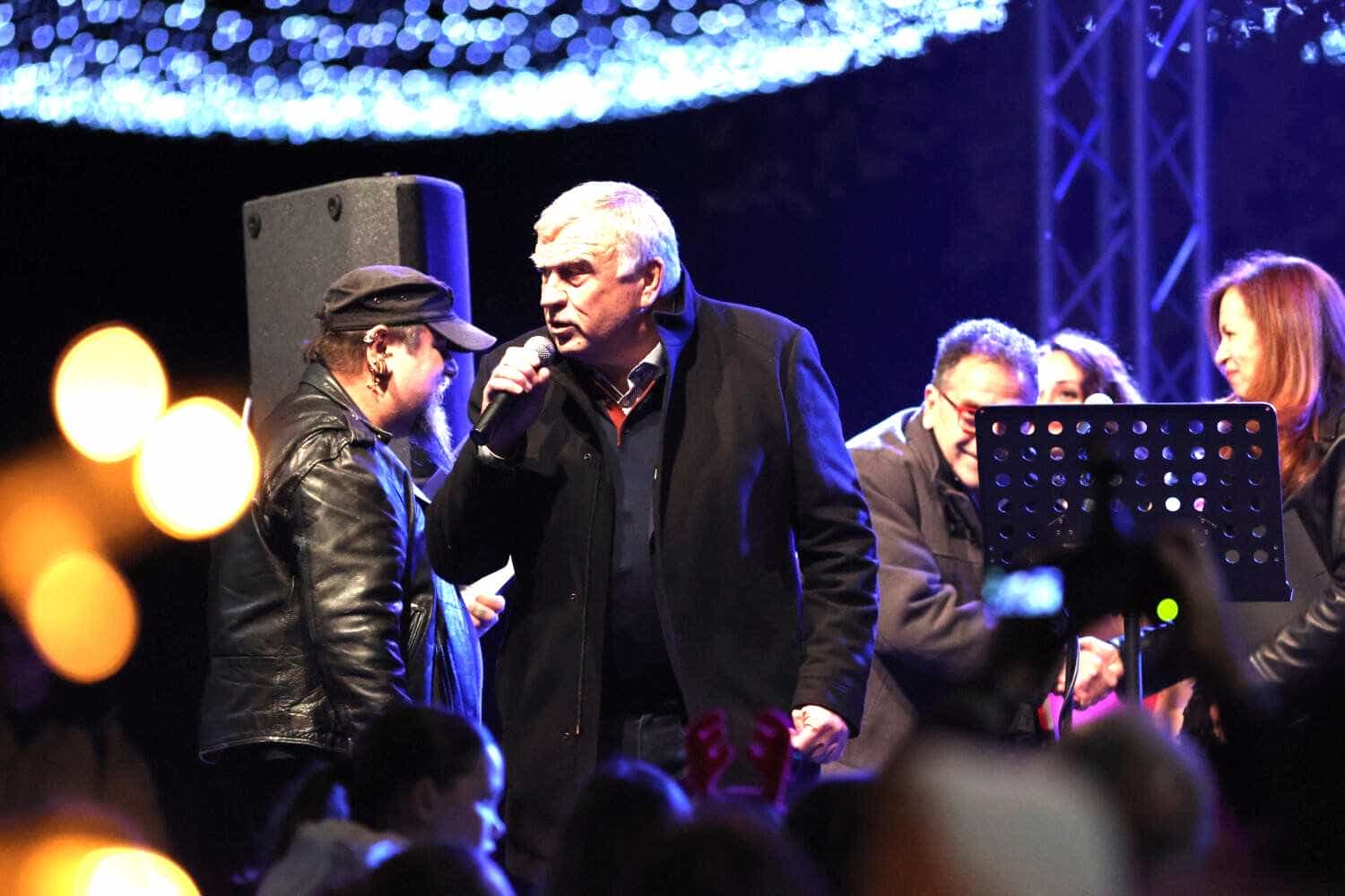 Φαντασμαγορικές εκδηλώσεις στο Δήμο Κιλελέρ. Άναψαν τα φώτα στο Χριστουγεννιάτικο δέντρο της Νίκαιας