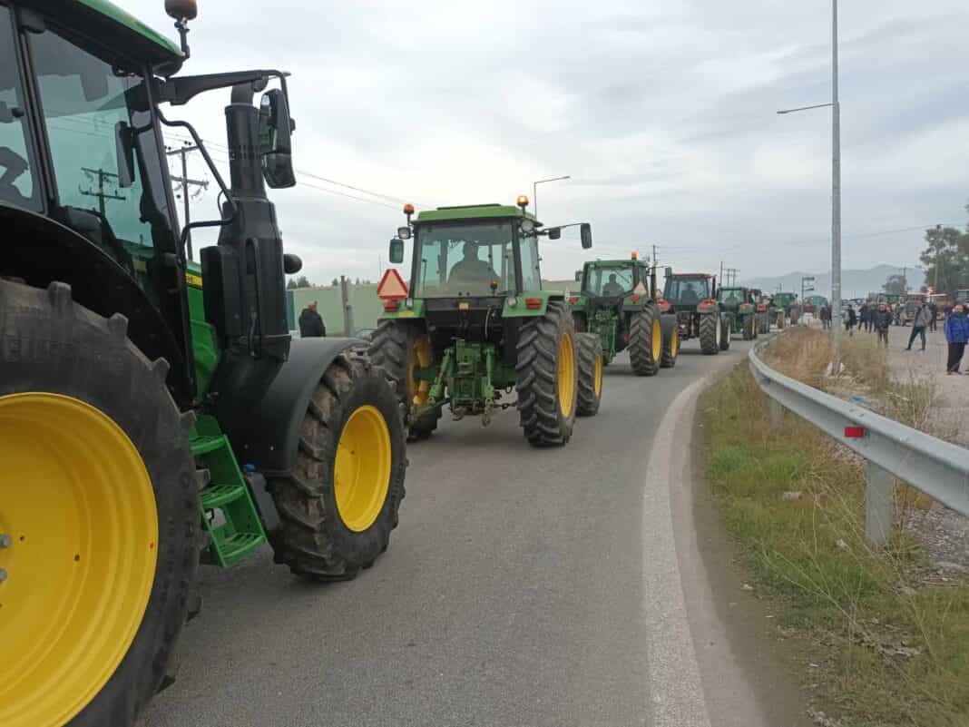 Λάρισα: «Ζεσταίνουν» τα τρακτέρ και οι αγρότες που μέχρι στιγμής δεν είχαν κινητοποιηθεί