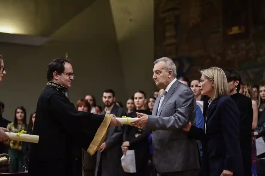 Οι γονείς της Εριέττας παραλαμβάνουν το πτυχίο της