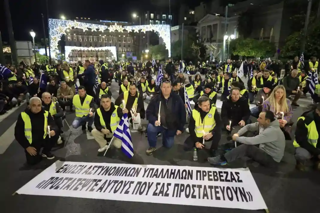 Καθιστική διαμαρτυρία από ένστολους στο κέντρο της Αθήνας για τον 31χρονο αστυνομικό