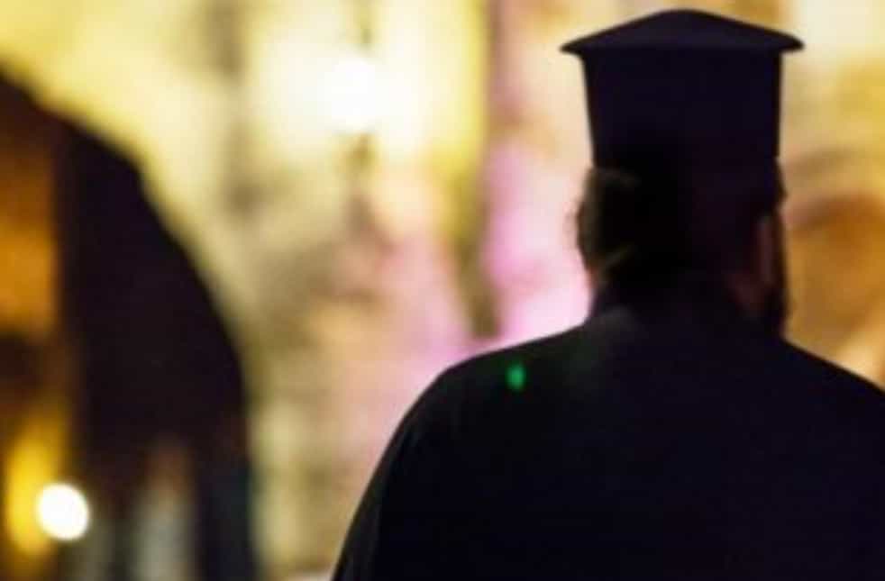 Ιερέας χτύπησε την εν διαστάσει σύζυγό του