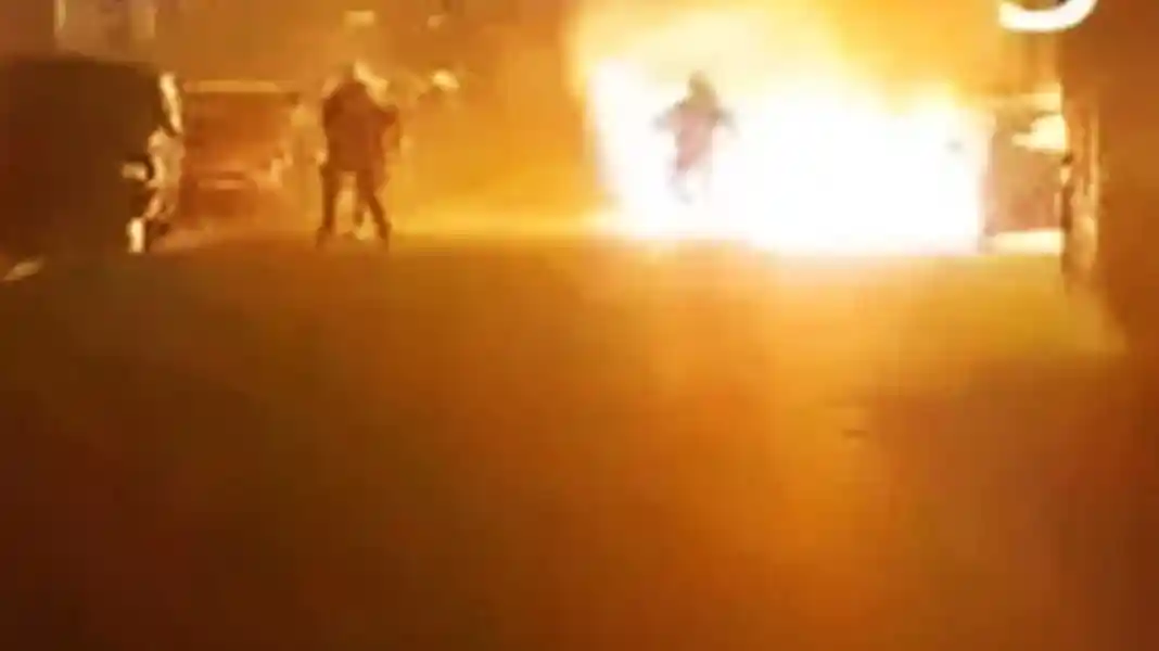 Ελεύθεροι και οι 424 προσαχθέντες για τον τραυματισμό του αστυνομικού από ναυτική φωτοβολίδα
