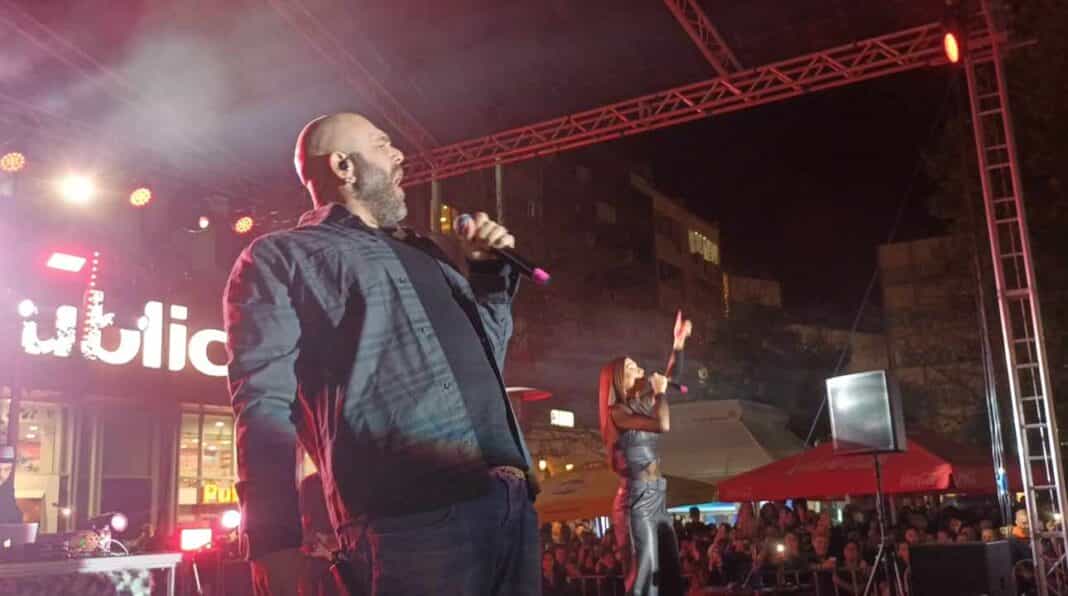 Ξεσήκωσαν μικρούς και μεγάλους οι Stavento και Ήβη Αδάμου στο άναμμα του Χριστουγεννιάτικου δέντρου της Λάρισας
