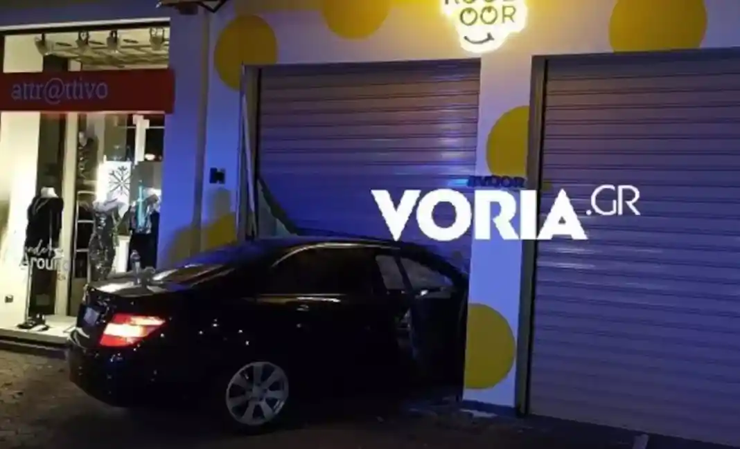 Τροχαίο με 2 αυτοκίνητα έγιναν τα ξημερώματα των Χριστουγέννων στην Θεσσαλονίκη.