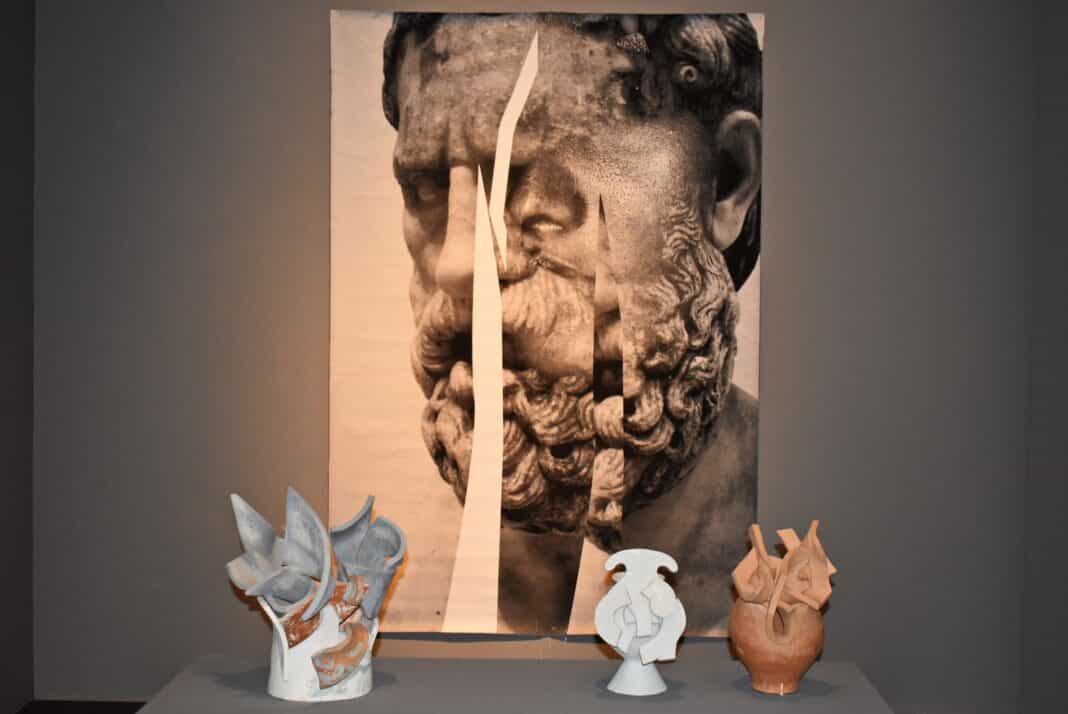 ΑΠΟΨΗ ΤΗΣ ΕΚΘΕΣΗΣ Ξενάγηση στην περιοδική έκθεση «Ορφικοί Διάλογοι» στο Διαχρονικό Μουσείο Λάρισας