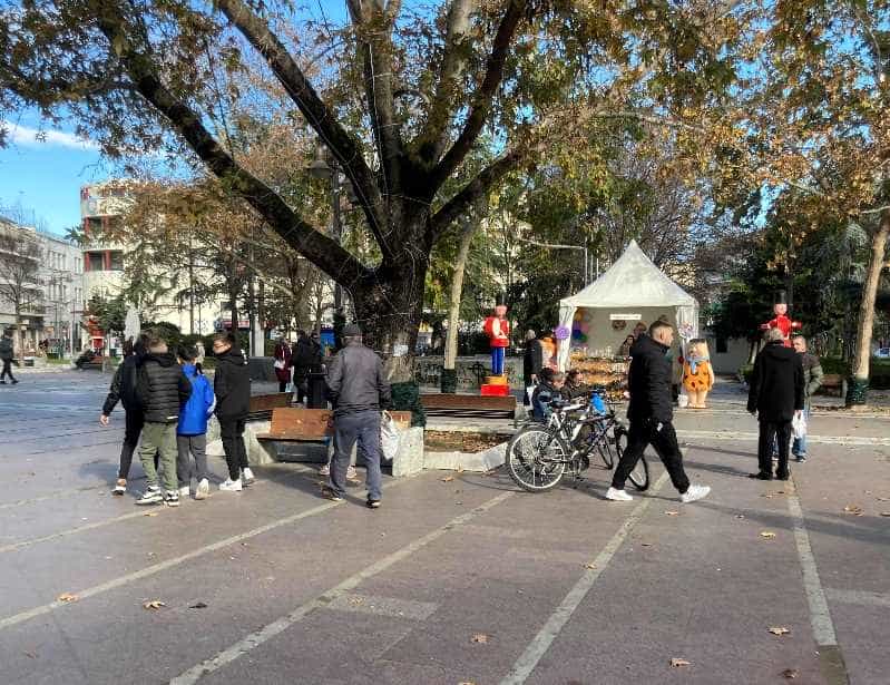 ΔΙΧΑΣΜΕΝΗ Η ΑΓΟΡΑ ΤΗΣ ΛΑΡΙΣΑΣ ΜΕ ΤΟ ΑΝΟΙΓΜΑ ΤΩΝ ΚΑΤΑΣΤΗΜΑΤΩΝ
ΤΗΝ  ΧΤΕΣΙΝΗ ΚΥΡΙΑΚΗ