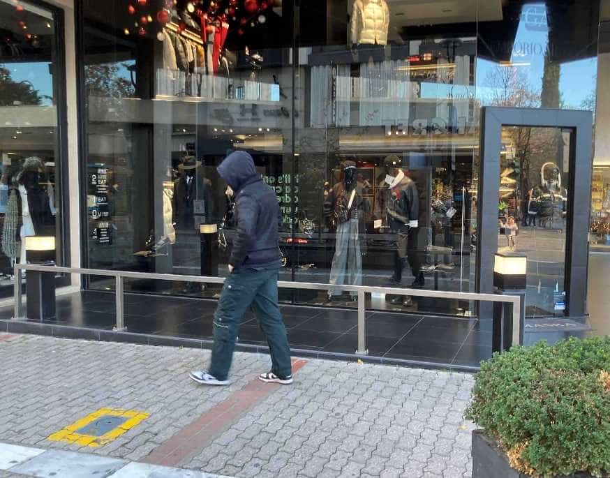 ΔΙΧΑΣΜΕΝΗ Η ΑΓΟΡΑ ΤΗΣ ΛΑΡΙΣΑΣ ΜΕ ΤΟ ΑΝΟΙΓΜΑ ΤΩΝ ΚΑΤΑΣΤΗΜΑΤΩΝ
ΤΗΝ  ΧΤΕΣΙΝΗ ΚΥΡΙΑΚΗ