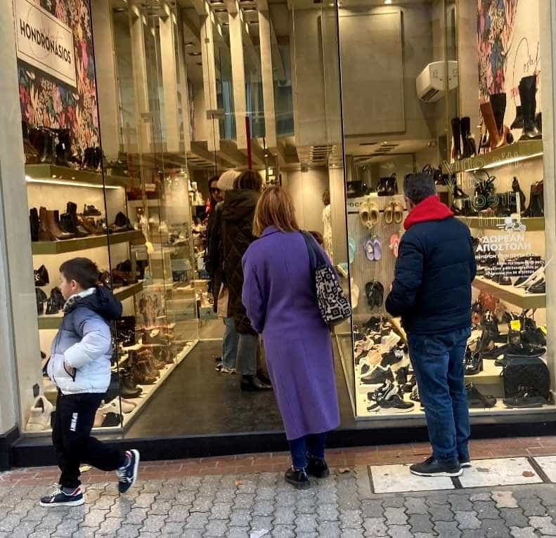 ΔΙΧΑΣΜΕΝΗ Η ΑΓΟΡΑ ΤΗΣ ΛΑΡΙΣΑΣ ΜΕ ΤΟ ΑΝΟΙΓΜΑ ΤΩΝ ΚΑΤΑΣΤΗΜΑΤΩΝ
ΤΗΝ  ΧΤΕΣΙΝΗ ΚΥΡΙΑΚΗ