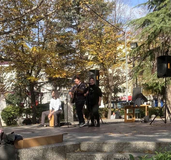 Πλανόδιοι μουσικοί στους δρόμους της Λάρισας