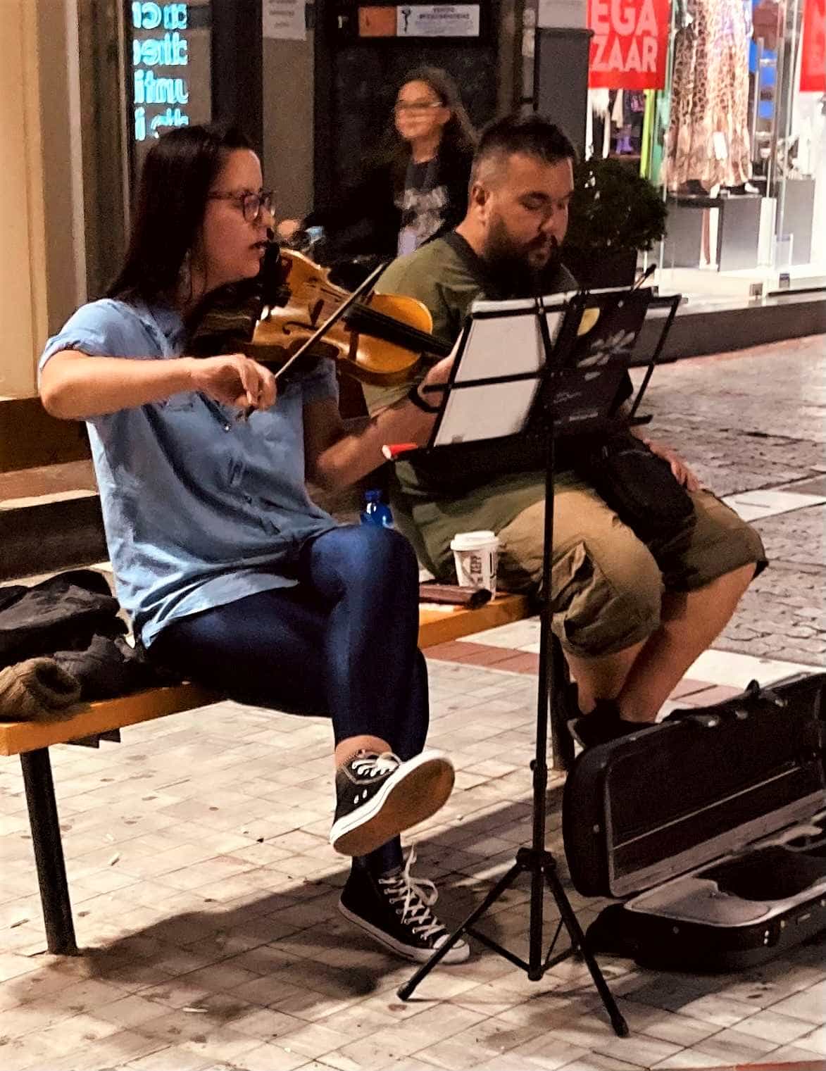 Πλανόδιοι μουσικοί στους δρόμους της Λάρισας