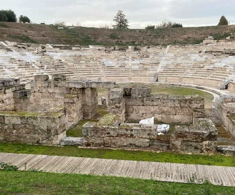 Το Αρχαίο Θέατρο της Λάρισας παραμένει σιωπηλό στο κέντρο της πόλης...