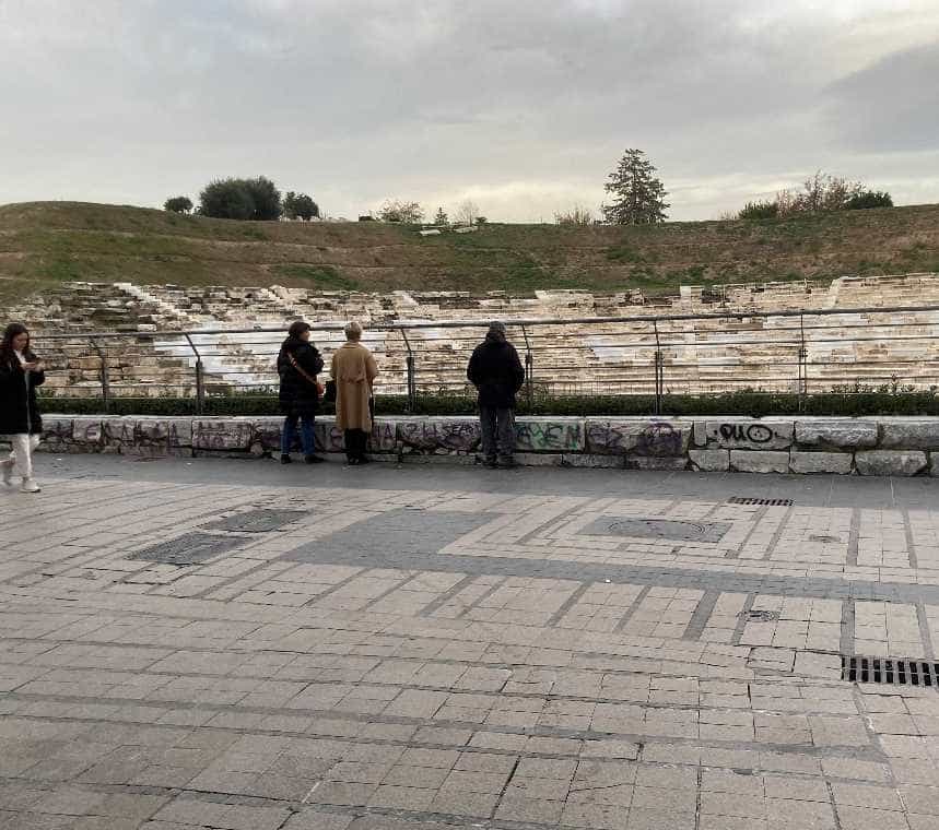 Το Αρχαίο Θέατρο της Λάρισας παραμένει σιωπηλό στο κέντρο της πόλης...