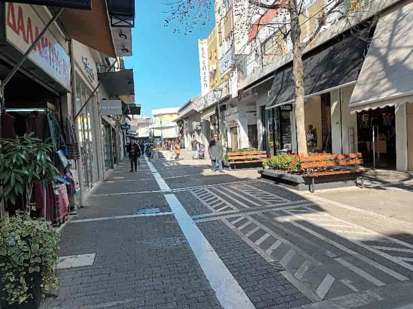 «Μουδιασμένη» η αγορά σήμερα της Λάρισας με εκπτώσεις και ήλιο με «δόντια»
