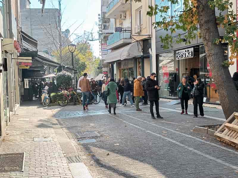 «Μουδιασμένη» η αγορά σήμερα της Λάρισας με εκπτώσεις και ήλιο με «δόντια»