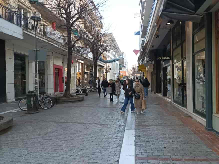 «Μουδιασμένη» η αγορά σήμερα της Λάρισας με εκπτώσεις και ήλιο με «δόντια»