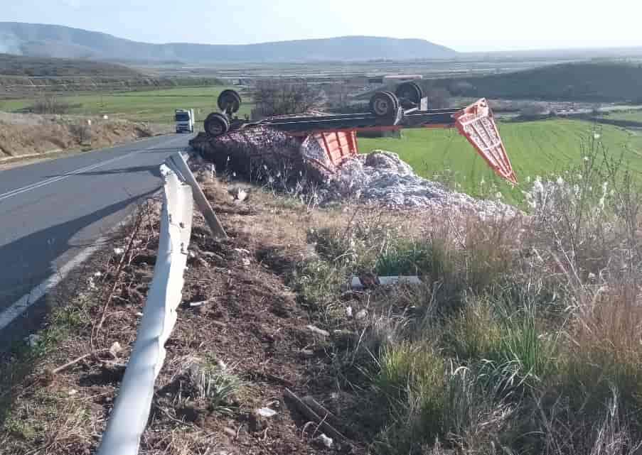 Παραμένει παραπλεύρως του δρόμου η πλατφόρμα που ανατράπηκε στις στροφές της Συκεώνα