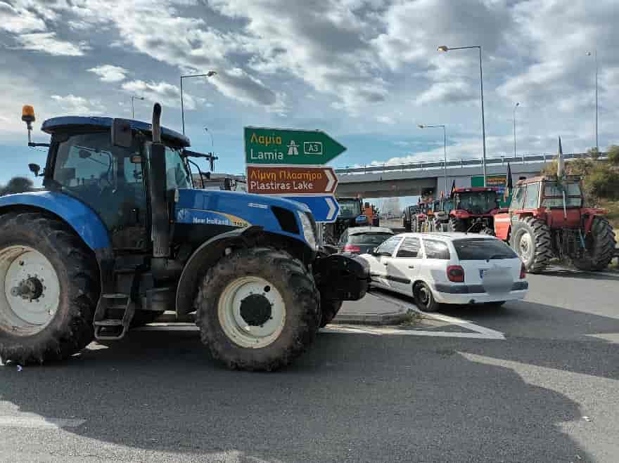 «Ζεσταίνουν» τις μηχανές των τρακτέρ οι αγρότες της Θεσσαλίας