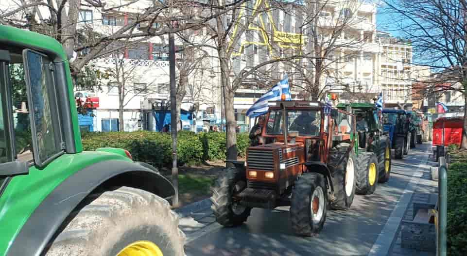 Αγρότες: Το μεσημέρι αποφασίζουν τις επόμενες κινήσεις τους παραμένοντας στα μπλόκα