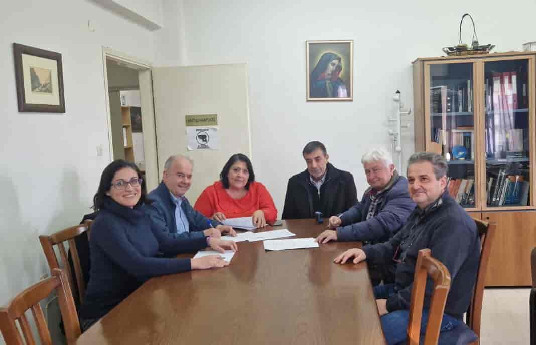 Σημαντικό έργο για τον Πυργετό: Υπεγράφη η σύμβαση για την κατασκευή πεζοδρομίων