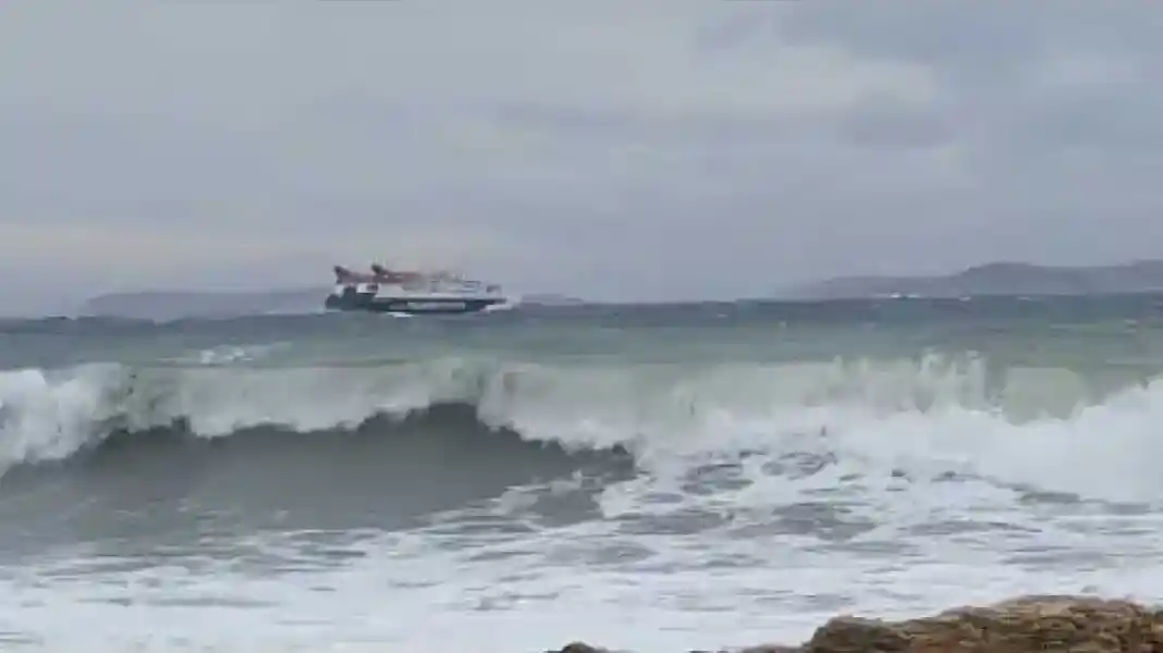 skiathos express Σκόπελος: Βίντεο με το πλοίο Skiathos Express να παλεύει με τεράστια κύματα