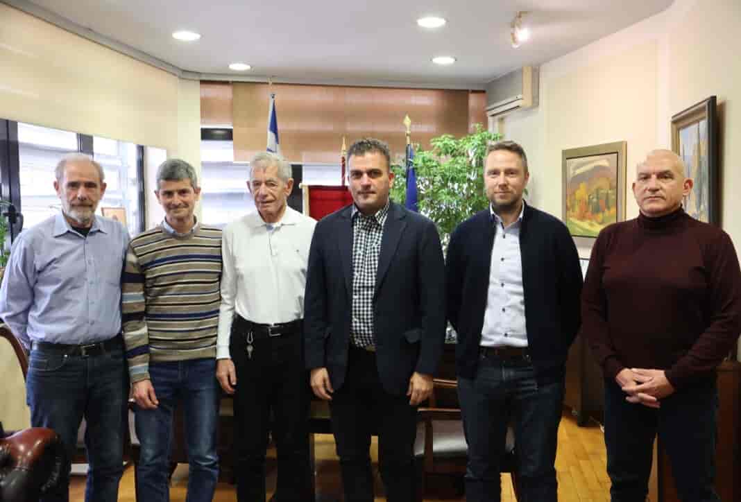 Mamakos-Marathonodromoi-F1 Συνάντηση Μαμάκου με το προεδρείο του Συλλόγου Μαραθωνοδρόμων Ν.Λάρισας