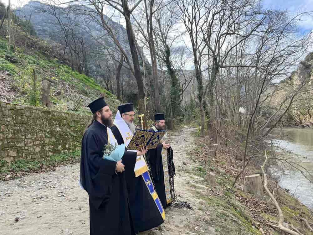 Αγία Παρασκευή Τεμπών: Η Ακολουθία της ρίψεως του Σταύρου στα ύδατα του ποταμού Πηνειού στο κατεστραμμένο Ιερό Προσκύνημα