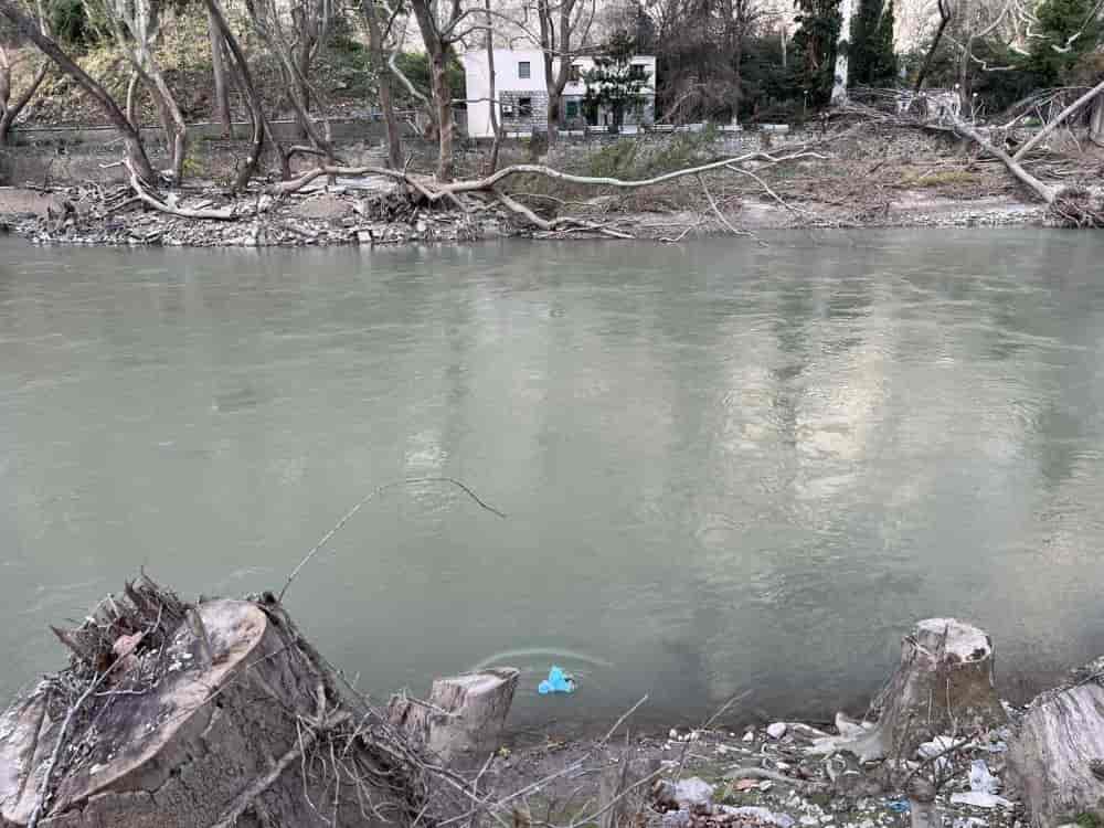 Αγία Παρασκευή Τεμπών: Η Ακολουθία της ρίψεως του Σταύρου στα ύδατα του ποταμού Πηνειού στο κατεστραμμένο Ιερό Προσκύνημ