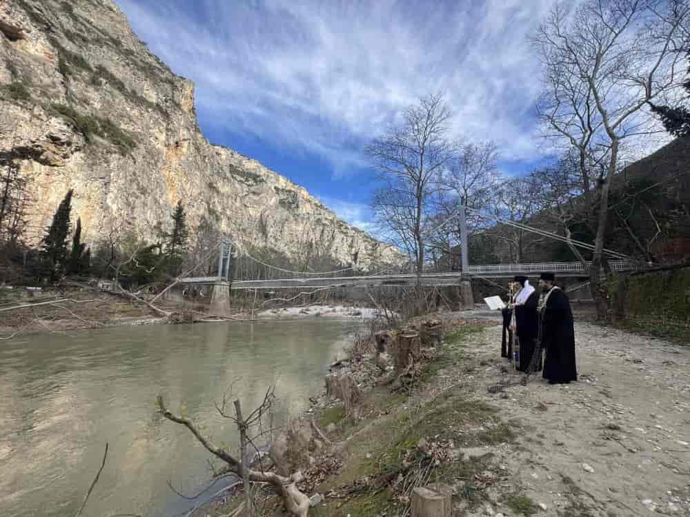 Αγία Παρασκευή Τεμπών: Η Ακολουθία της ρίψεως του Σταύρου στα ύδατα του ποταμού Πηνειού στο κατεστραμμένο Ιερό Προσκύνημ