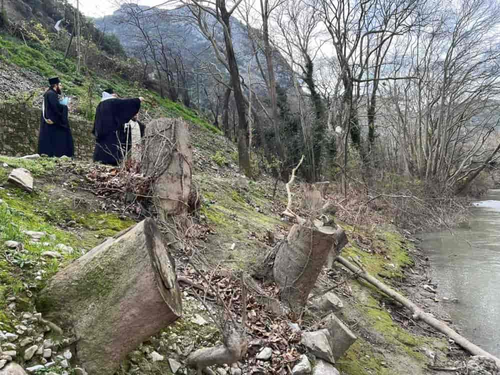 Αγία Παρασκευή Τεμπών: Η Ακολουθία της ρίψεως του Σταύρου στα ύδατα του ποταμού Πηνειού στο κατεστραμμένο Ιερό Προσκύνημ