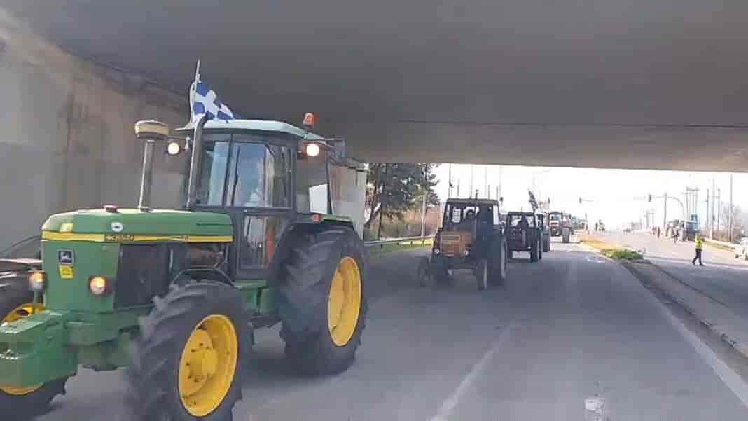 Ενισχυμένο με τρακτέρ από τη Λάρισα το μπλόκο Πλατυκάμπου πέτυχε τον συμβολικό αποκλεισμό της εθνικής