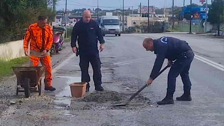 Στο ειδώλιο αστυνομικοί γιατί «μπάλωσαν» λακκούβα σε δρόμο