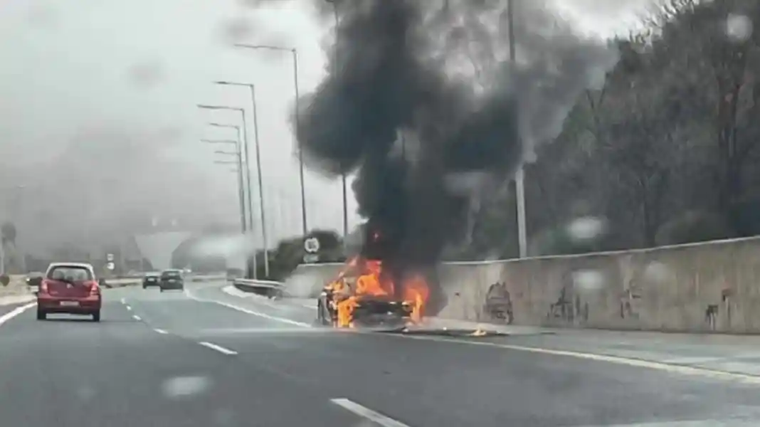 Porsche παραδόθηκε στις φλόγες στην Εγνατία Οδό