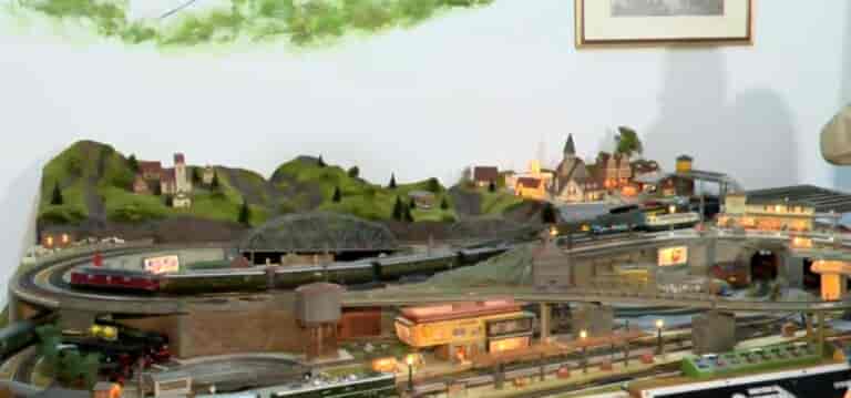 Λάρισα: Μια μακέτα σιδηροδρομικού δικτύου στη μνήμη των θυμάτων στα Τέμπη