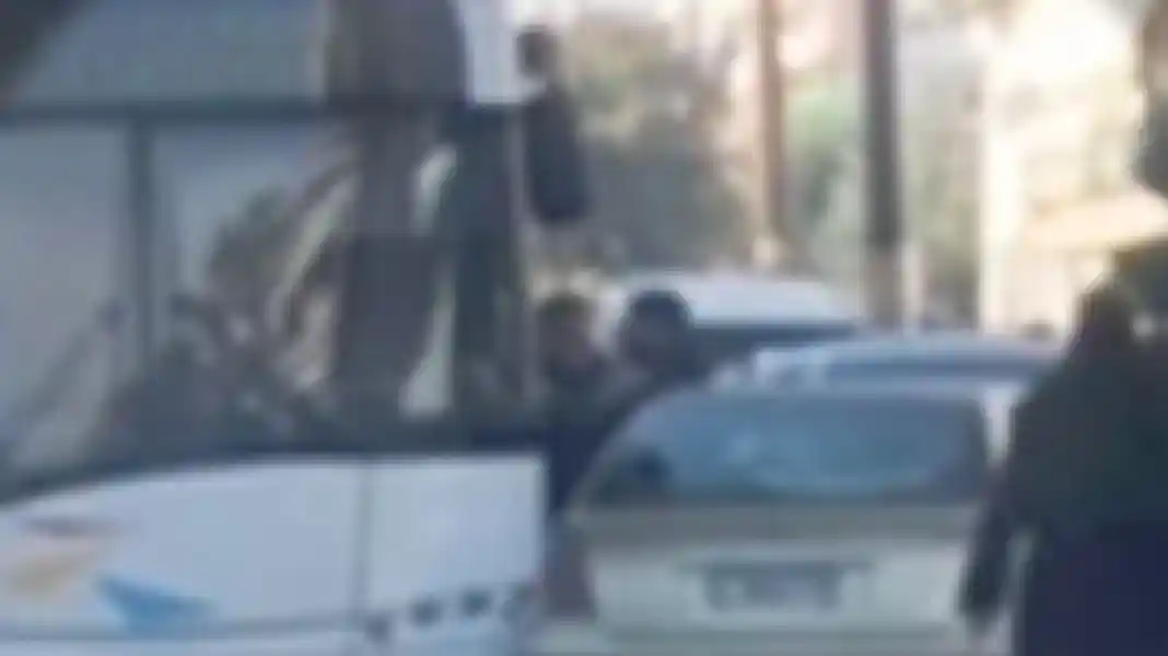 Πιάστηκαν στα χέρια στη μέση του δρόμου για ένα τρακάρισμα