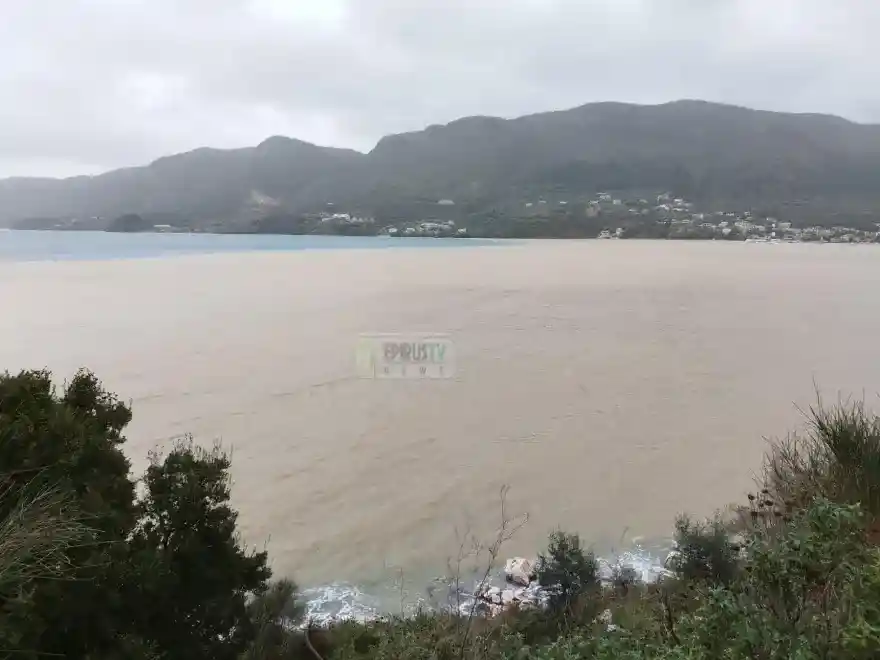 Έγινε καφέ η θάλασσα στην Θεσπρωτία μετά την κακοκαιρία