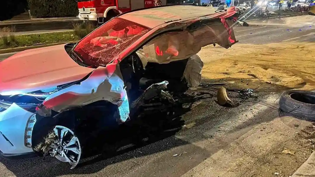 Η στιγμή που ο 19χρονος οδηγός χάνει τον έλεγχο του αυτοκινήτου στη Βούλα