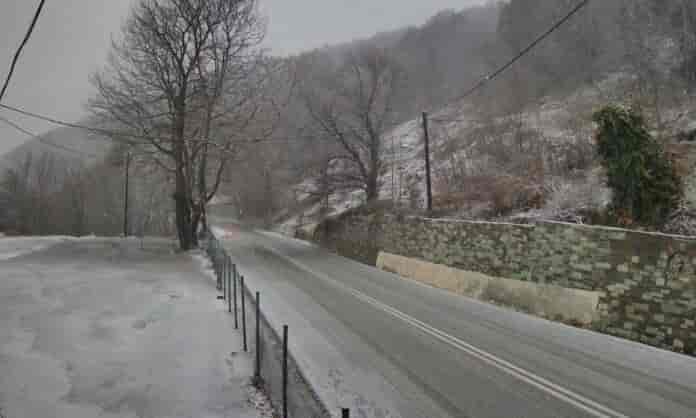 xania-pilio Χιονίζει στα Χάνια Πηλίου – Στους -2 βαθμούς ο υδράργυρος