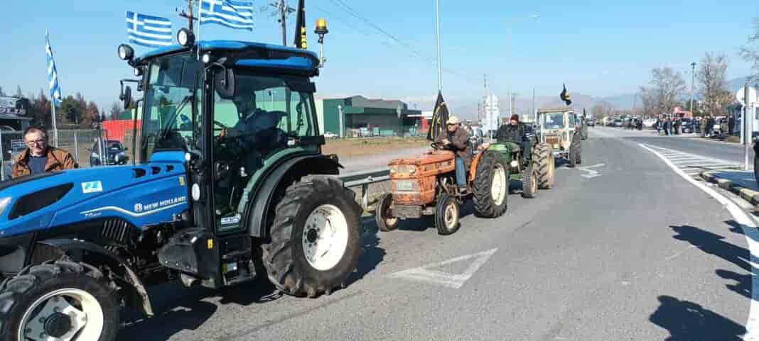 Ενισχύεται το μπλόκο των αγροτών στον Πλατύκαμπο με δεκάδες τρακτέρ