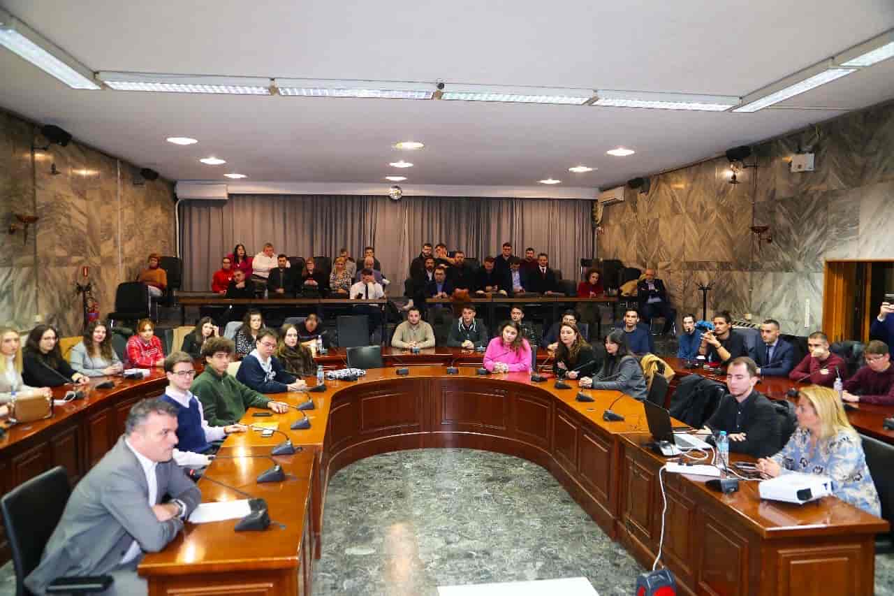 Έκοψε την πρωτοχρονιάτικη πίτα το Δημοτικό Συμβούλιο Νεολαίας Δήμου Λαρισαίων