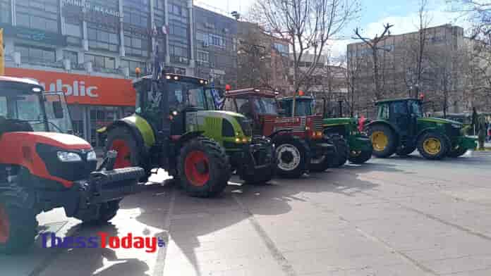 Λάρισα: Ανέβηκαν τα τρακτέρ στην Κεντρική Πλατεία