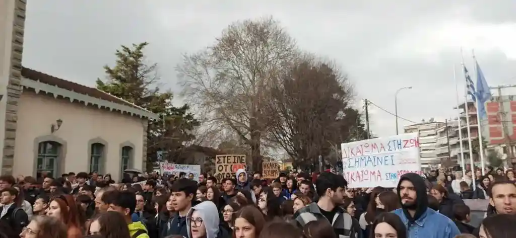 Μεγαλειώδης η πορεία για τα Τέμπη στα Τρίκαλα