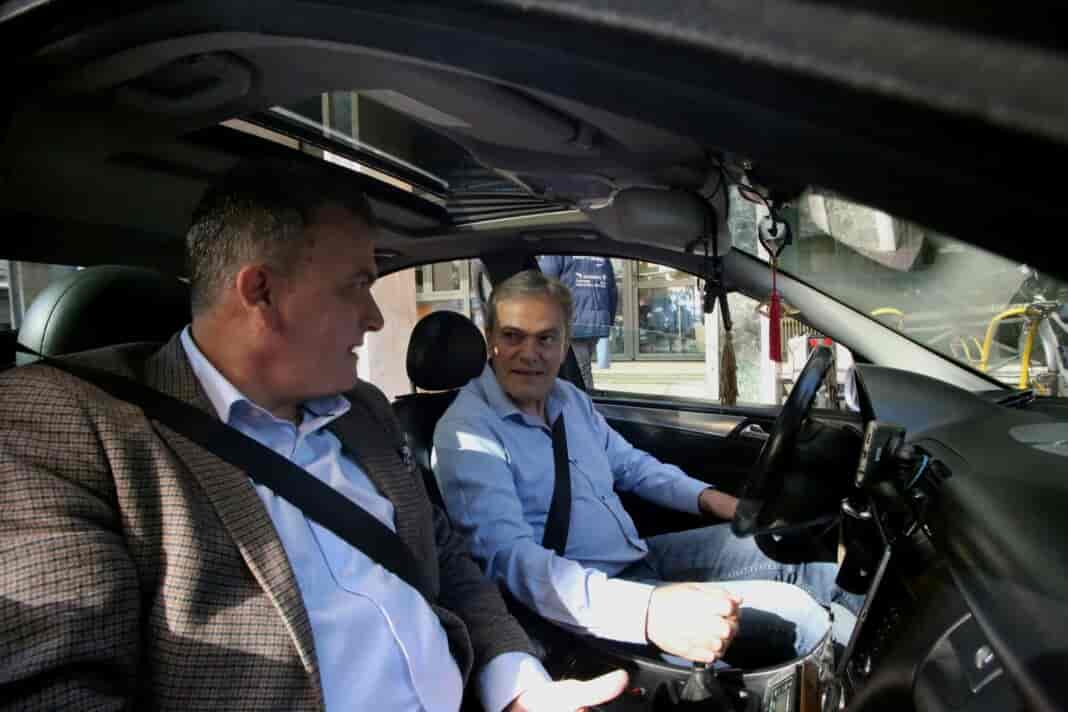 Με ταξί στους κεντρικούς δρόμους της Λάρισας ο Δήμαρχος Λαρισαίων, κ.Θανάσης Μαμάκος