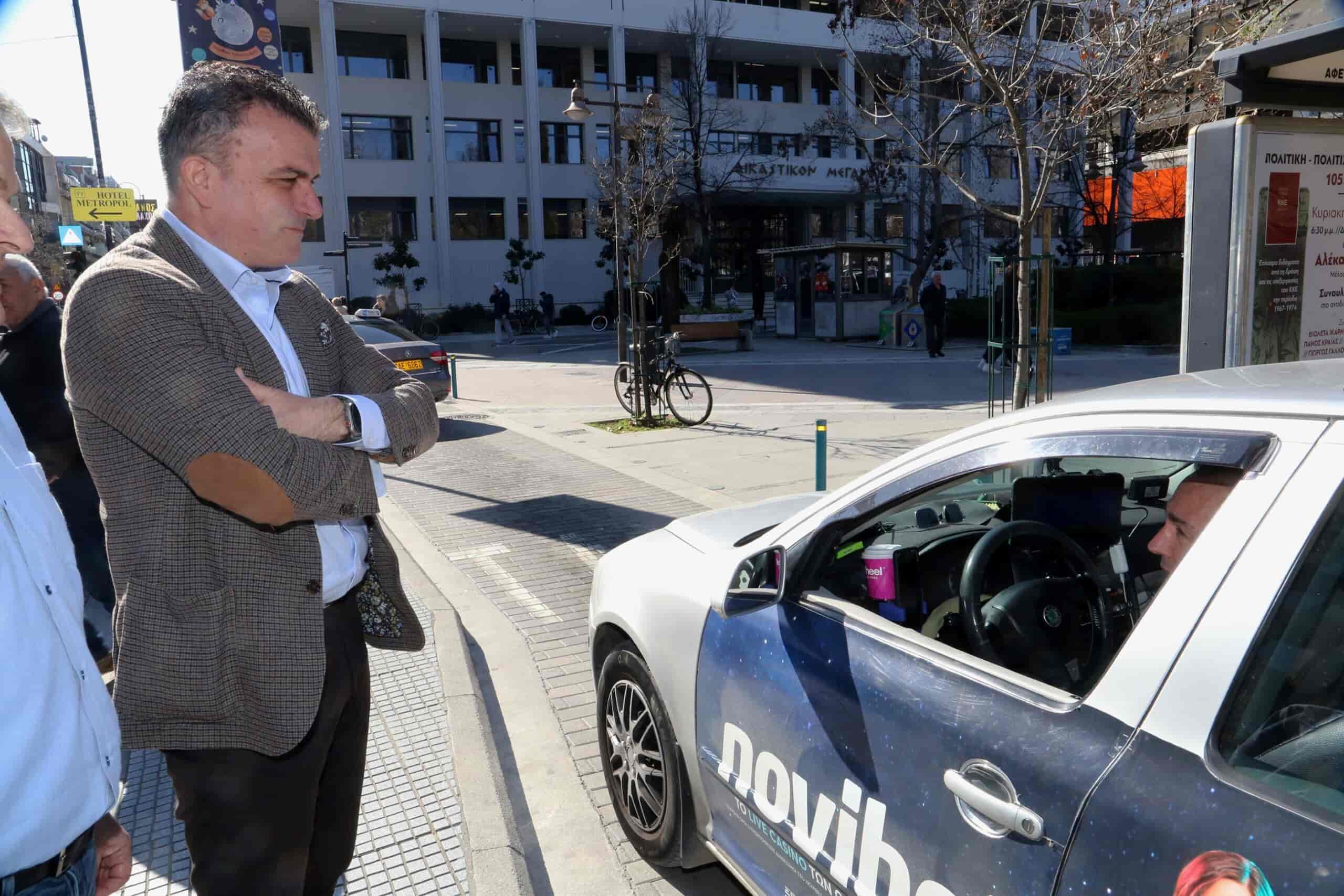 Με ταξί στους κεντρικούς δρόμους της Λάρισας ο Δήμαρχος Λαρισαίων, κ.Θανάσης Μαμάκος 