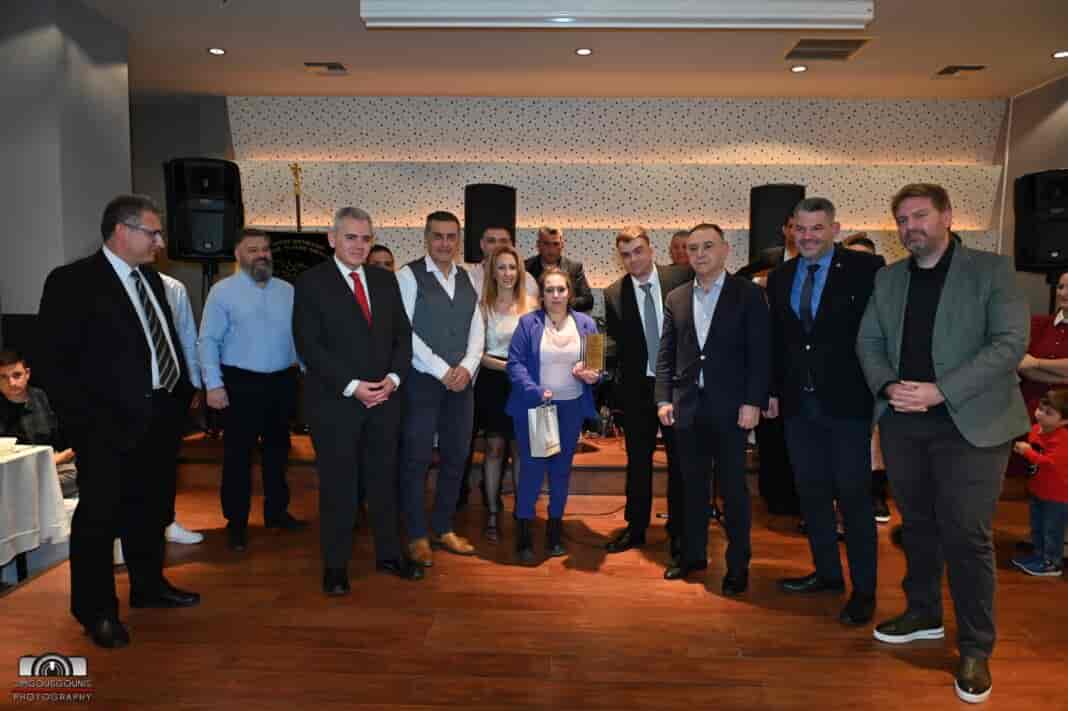 GUJ_8150 Με επιτυχία πραγματοποιήθηκε ο ετήσιος χορός του συλλόγου Αργιθεατών ν.Λάρισας Ο Άγιος Νικόλαος