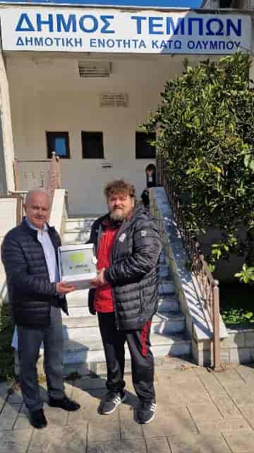Ο Δήμαρχος Τεμπών Γ. Μανώλης παρέδωσε αυτόματο απινιδωτή στον δημοτικό σύμβουλο της Ε. Π. Κάτω Ολύμπου Γ. Μπάτζιο