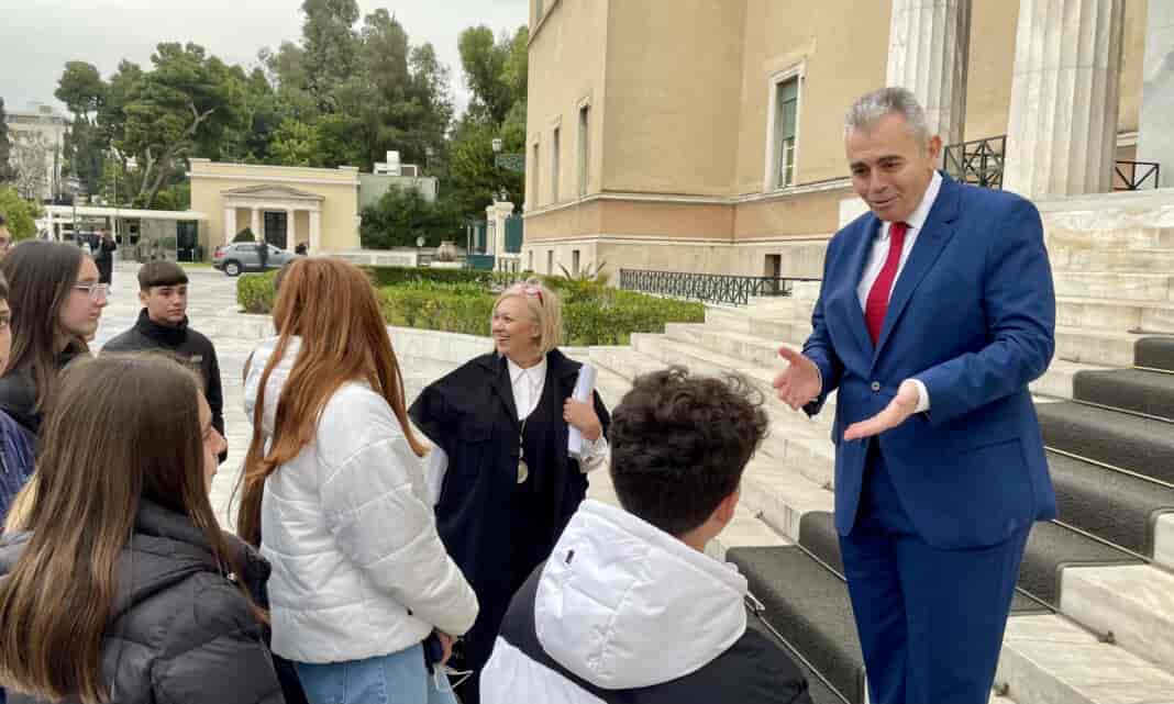 Μ Χαρακόπουλος σε μαθητές 2ου Γυμνασίου Φαρσάλων: Δίδυμο το χρέος των βουλευτών!