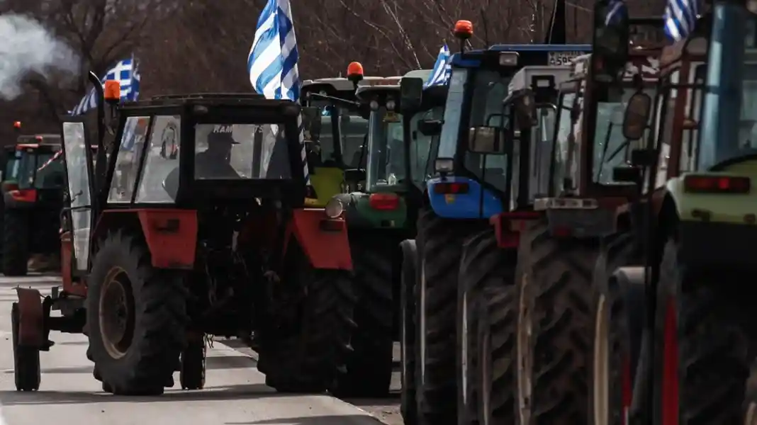 Αγρότες στην Αλεξανδρούπολη πολιόρκησαν με τα τρακτέρ τους τον Αυγενάκη