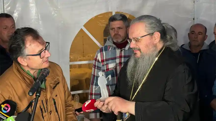 Στο μπλόκο των αγροτών στον Πλατύκαμπο ο μητροπολίτης Λαρίσης